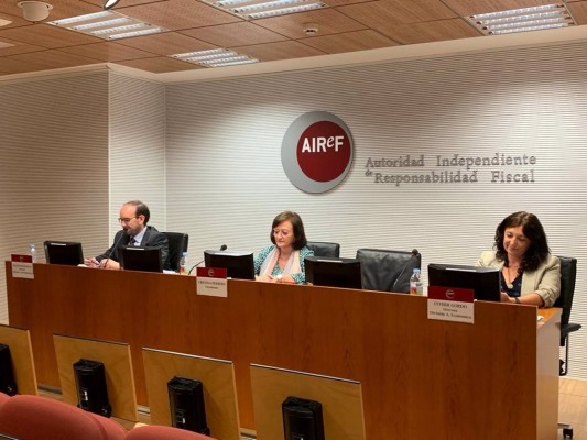 La AIReF prevé un superávit del 0,2% para corporaciones locales en 2022