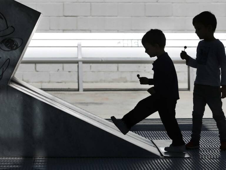 Los consistorios recibirán 14,7 millones para crear bolsas de cuidados profesionales para menores de 14 años