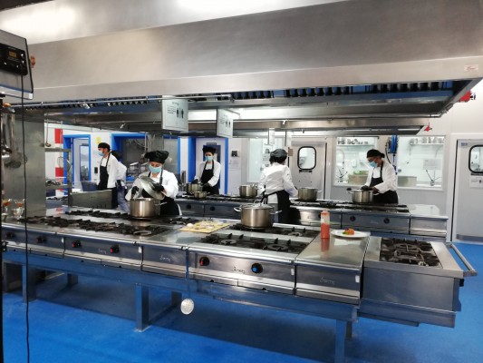 Los alumnos de la Escuela de Hostelería 'Murcia Emplea' elaborarán 30 desayunos diarios para La Huertecica

