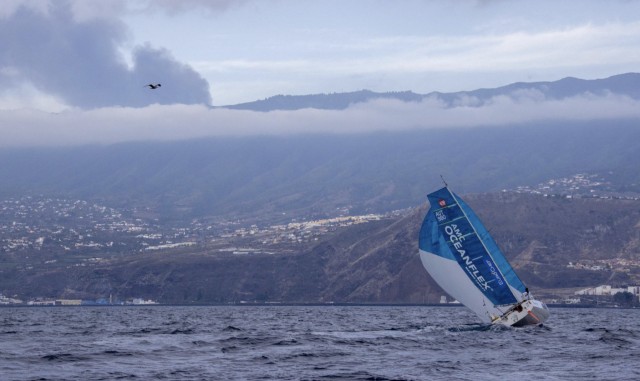 La Bitácora del Role: la increíble escala de la Minitransat en La Palma en plena erupción del volcán