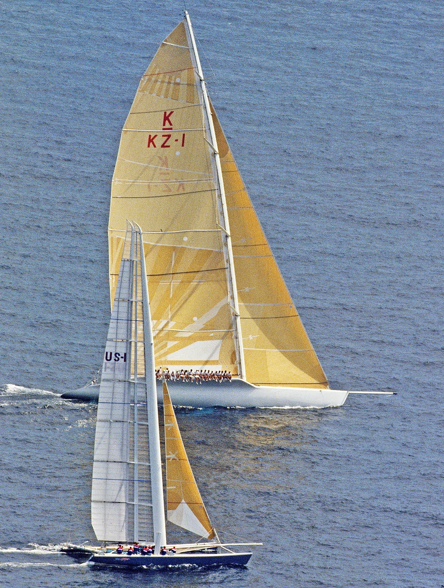 1988: Un atípico duelo directo entre un monocasco gigante y un catamarán con wing sail