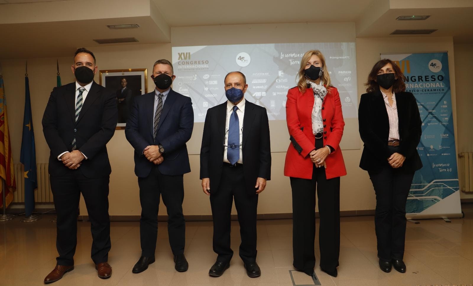 El presidente de ATC, Juan José Montoro, arropado por las autoridades, como la alcaldesa de Castelló, Amparo Marco; la directora general de Industria de la GVA, Empar Martínez (ambas a su izquierda); el presidente de PortCastelló, Rafa Simó; y Xavier - 