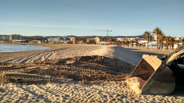 Xàbia retira el dique de arena de la playa que se alzó para frenar el temporal