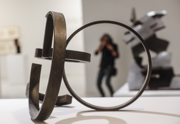 Chillida y Oteiza se vuelven a abrazar