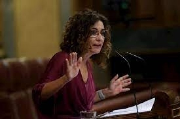 Montero refirma su compromiso de presentar este mes su propuesta de reforma de la financiación