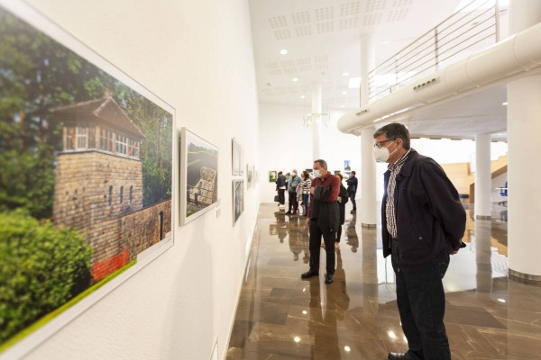 L'artista Wences Rambla dona a l'UJI les seues fotografies preses als camps de concentració nazi
