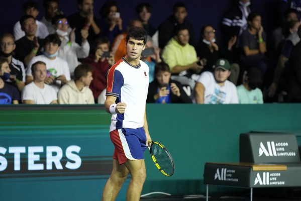 Alcaraz sigue adelante en París-Bercy al superar a Sinner endosándole tres juegos seguidos al final  