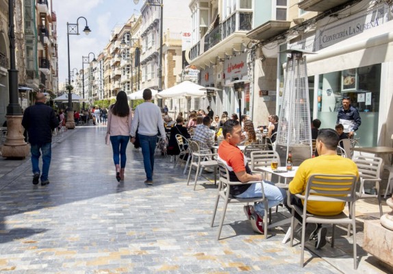 'Adiós al desayuno': el coste de la luz obliga a los hosteleros a replantearse alguno de sus servicios