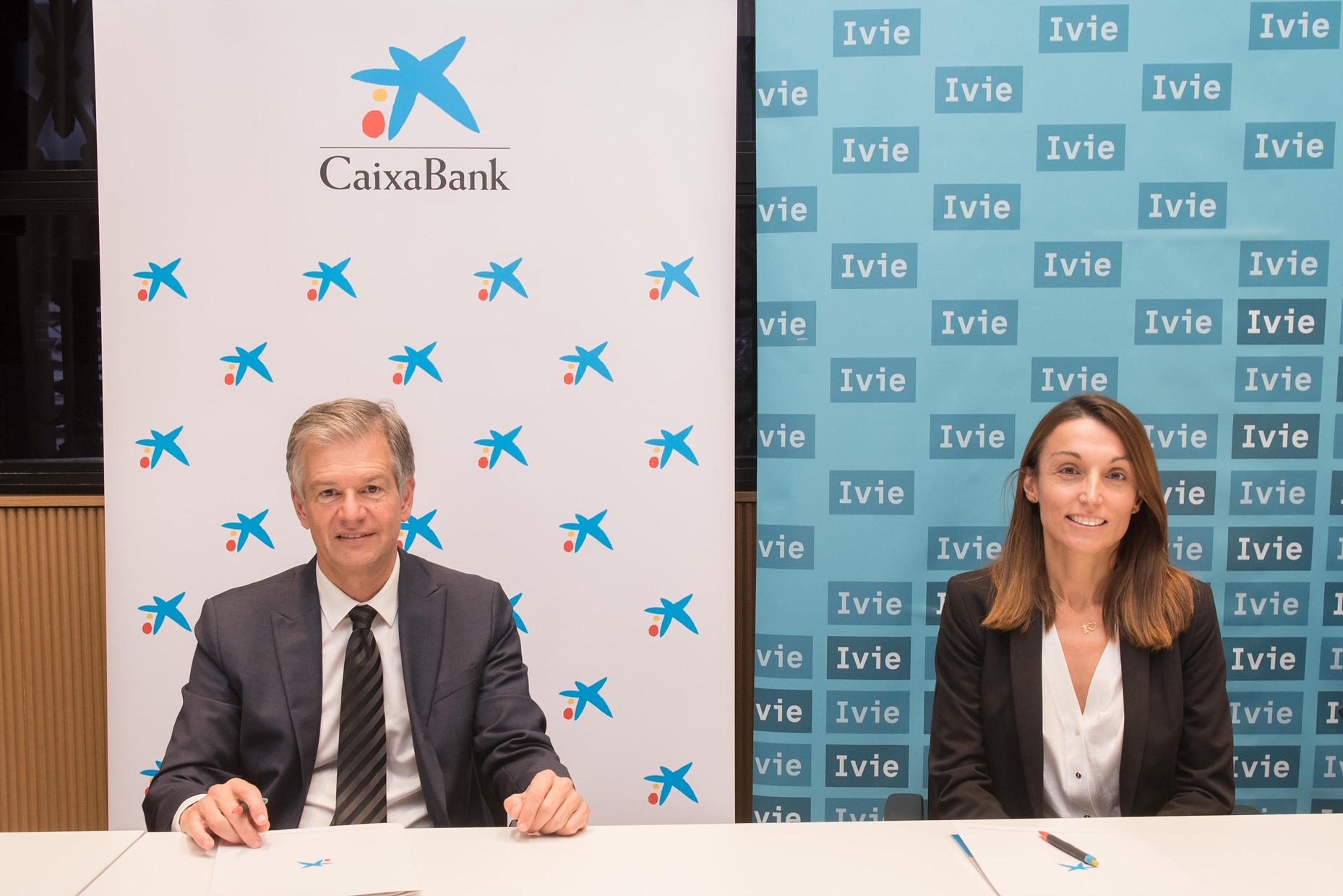 el director territorial de CaixaBank, Xicu Costa, y la directora del Ivie, Pilar Chorén. - 
