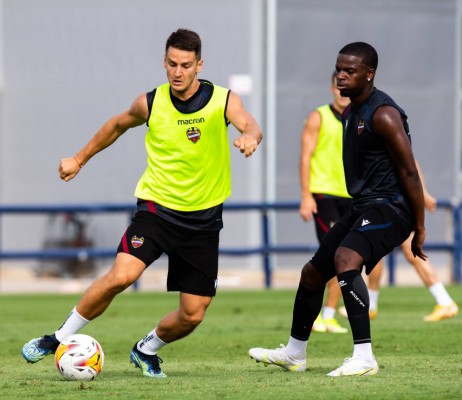 Melero y Radoja, con el grupo en el primer entrenamiento de la semana
