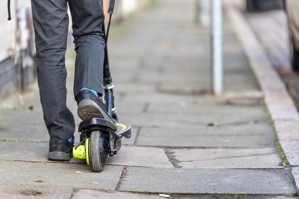 La policía de El Campello intensifica los controles para evitar que patinetes y bicis circulen por aceras