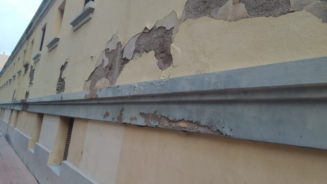 La deteriorada fachada del mercado Santa Florentina pasa por el taller de la rehabilitación 