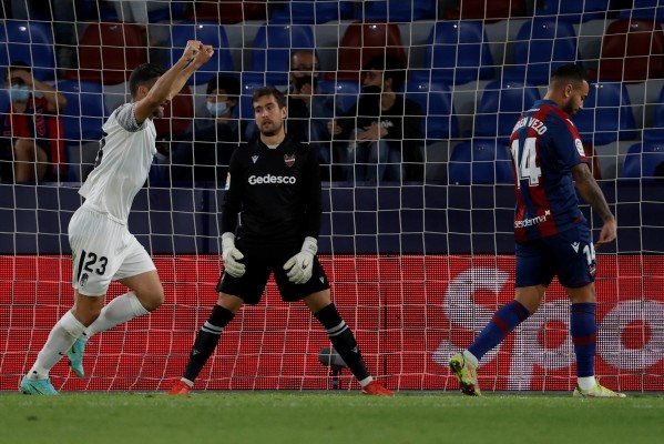 Bochorno de un Levante que sirve otro partido en bandeja de plata