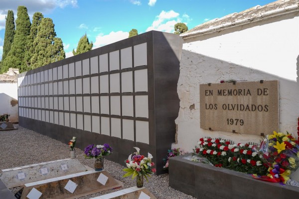 Castelló recuerda a las víctimas de la represión franquista con un memorial en el cementerio