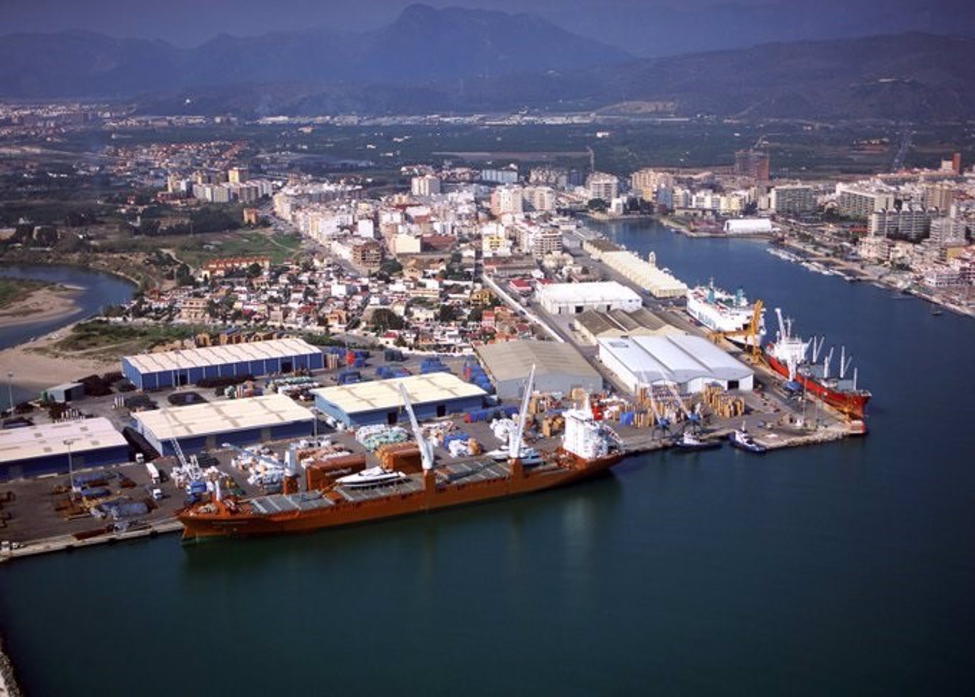 Asisten a tres personas tras una fuga de amoniaco en una fábrica de hielo del Puerto de Gandia 