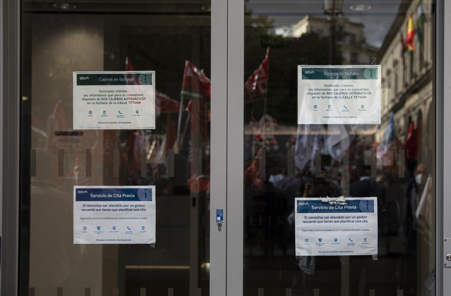 La gran banca recorta en España un 13% de sus oficinas y un 6% su plantilla en nueve meses