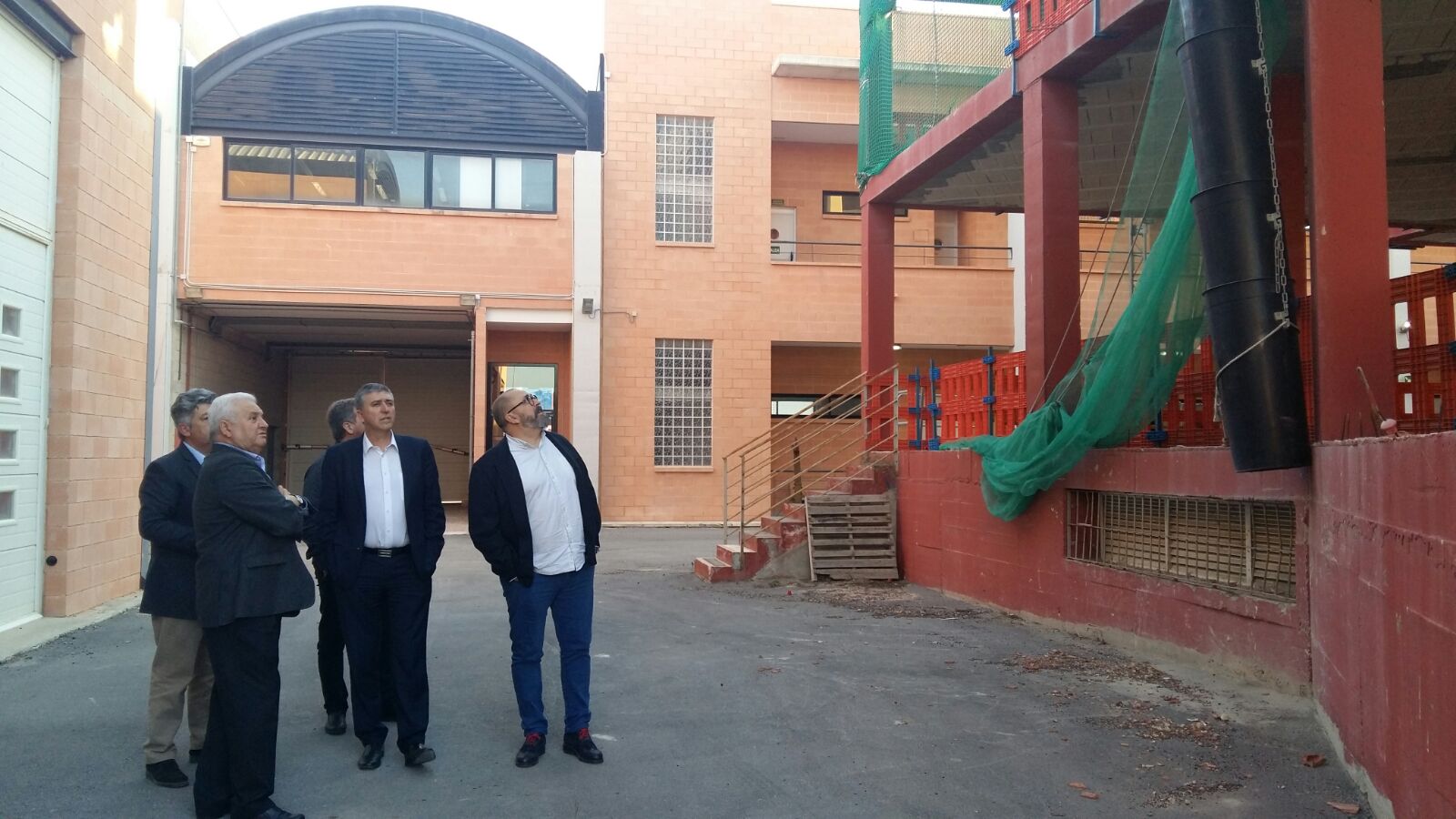 Gómez, Climent y Nomdedéu durante la visita al Centro de Oficios. Foto: AP - 