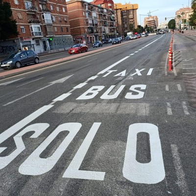 Murcia comienza a señalizar alrededor de 2 nuevos km de carriles bus y taxi