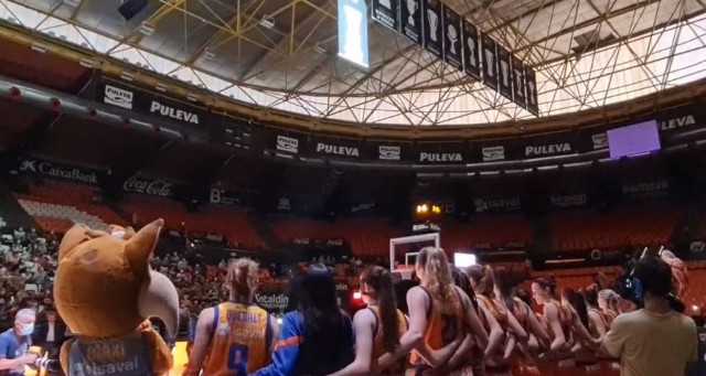 El Valencia iza el estandarte de la Supercopa al techo de una Fonteta entregada
