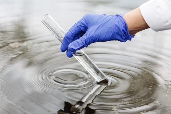 El agua contaminada es la causa más común de brotes de infecciones en el mundo