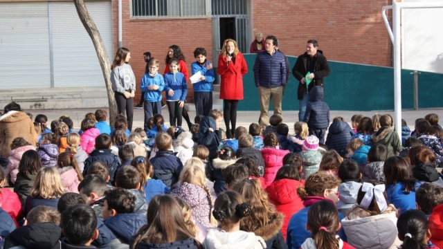 Unos superhéroes muestran a escolares el 