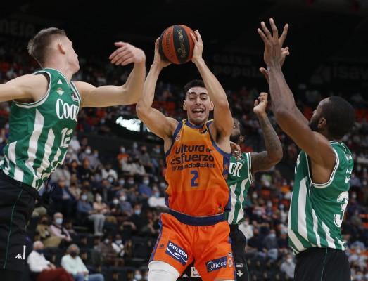 Valencia Basket da vida a un Betis que agarra el triunfo