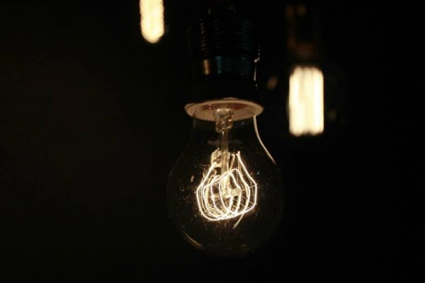El precio de la luz subirá este lunes a 91,20 euros/MWh, lejos aún de los máximos registrados