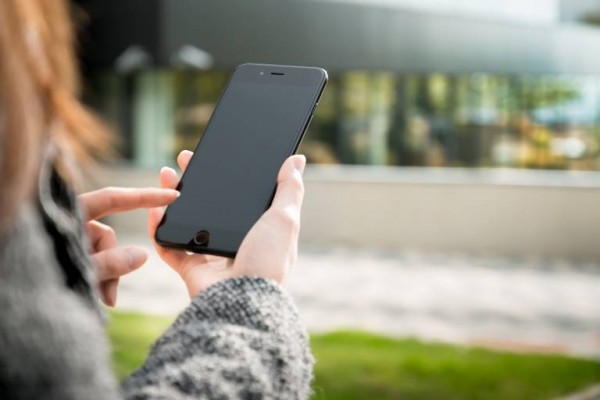La Facua presenta una batería de denuncias contra bancos sin teléfonos gratuitos
