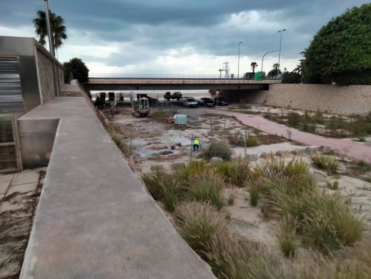 El Ayuntamiento de Alicante rehabilita las pasarelas de acceso a la playa de La Albufereta