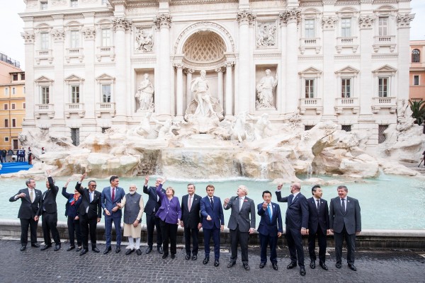 Los líderes del G20 arrancan el segundo día tirando una moneda en la Fontana de Trevi