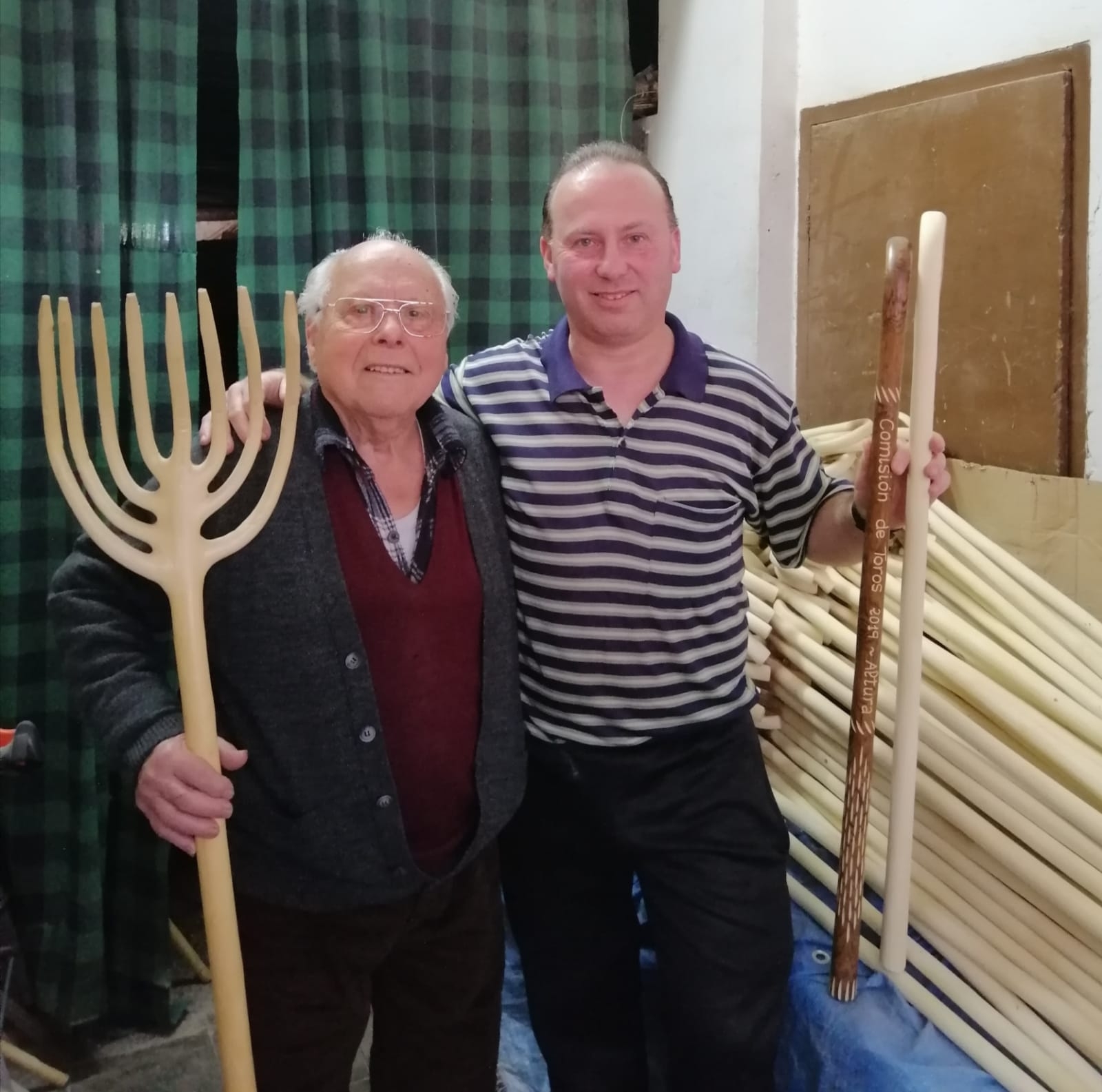 Algimia de Almonacid peregrina a Santiago de Compostela a través de sus bastones artesanos