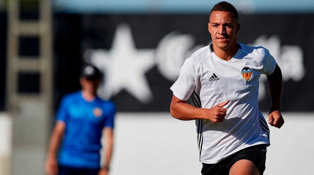 Rodrigo ya pisa el césped en Paterna