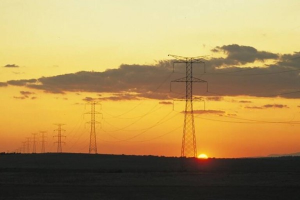 La luz baja este sábado un 30%, hasta 124,5 euros/MWh, el precio más bajo en el último mes