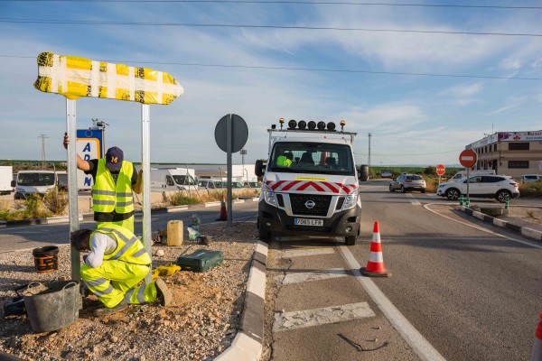 Adif comienza a colocar las señales informativas de la estación del AVE de Matola en la A-7 y en la N-340  