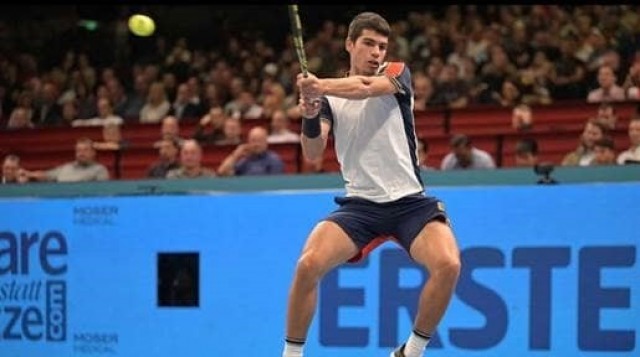 Alcaraz supera a Berrettini, todo un número 7, y se cita con Zverev o Auger en las semifinales de Viena