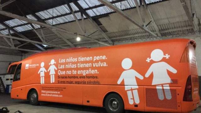 Un juzgado prohíbe circular al autobús tránsfobo porque menosprecia a los niños transexuales
