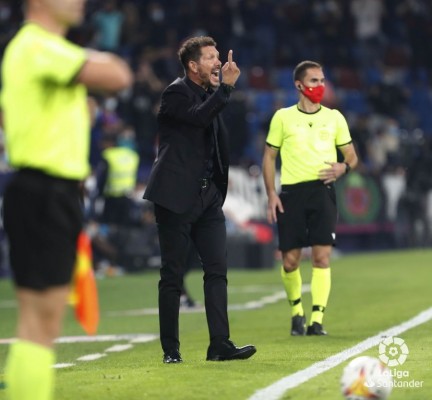Simeone intenta morderse la lengua: 