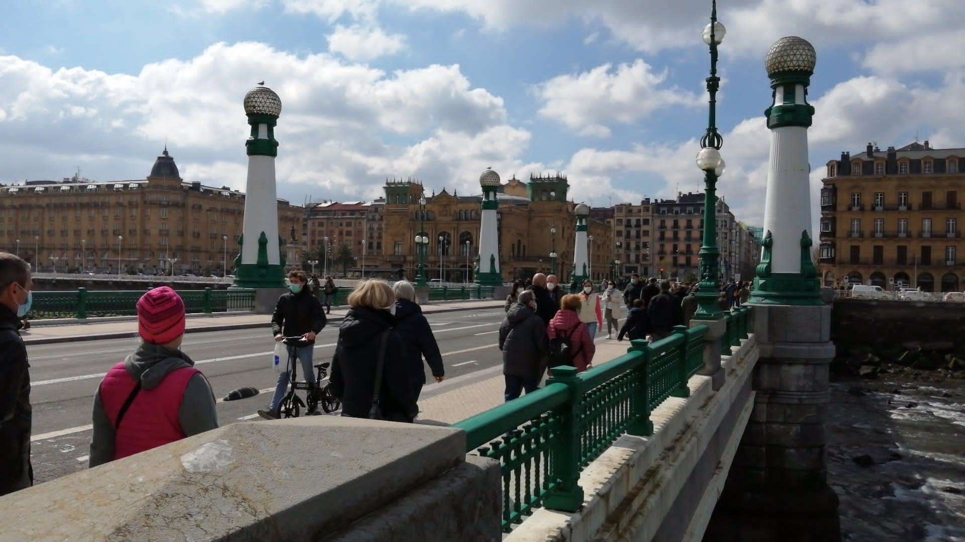  Gente paseando por San Sebastián - FOTO: EUROPA PRESS  - 