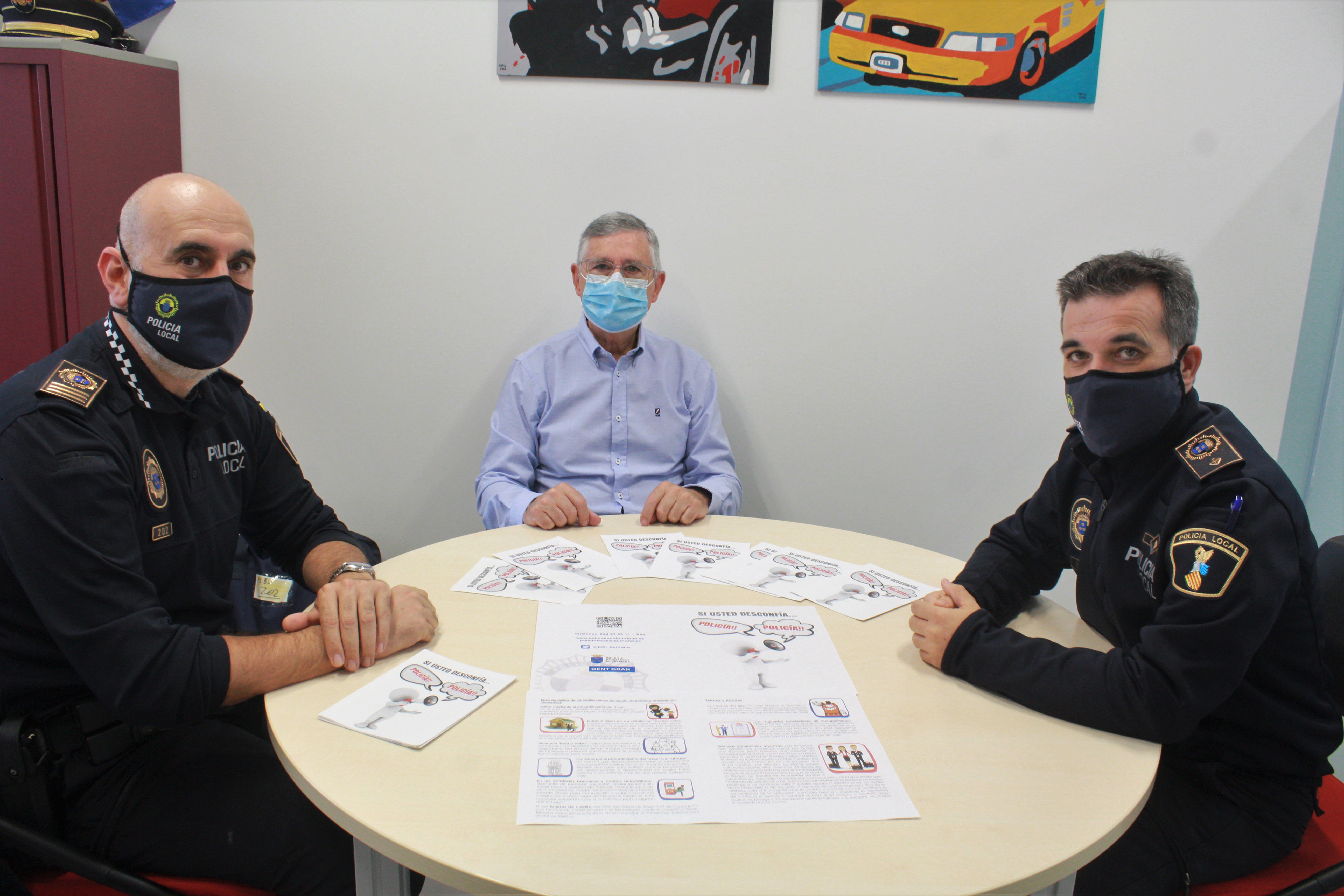 Burriana reparte dípticos entre las personas mayores para prevenir que sean víctimas de delitos