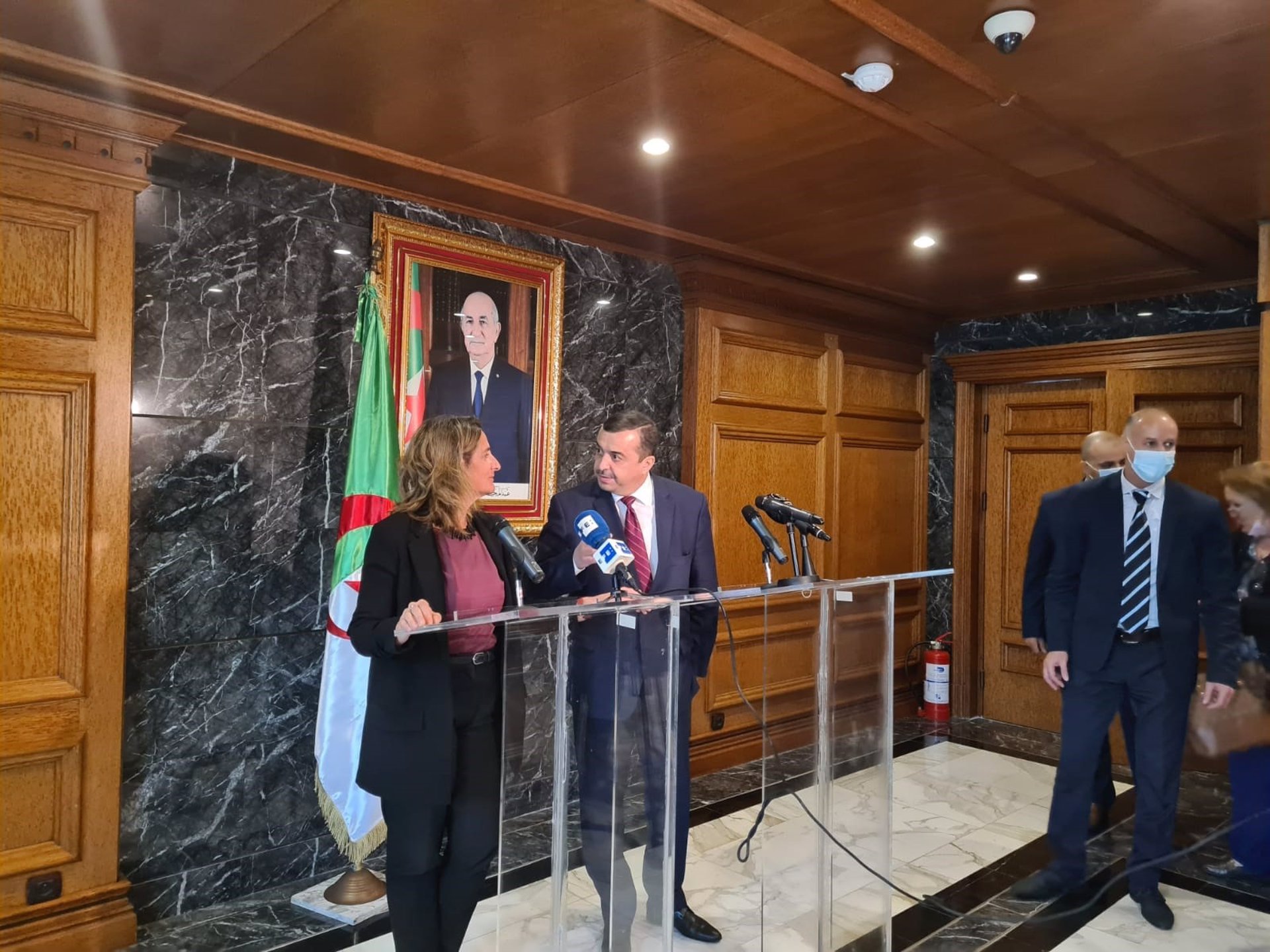 Argelia se compromete a complementar el suministro de gas por gasoducto con gas natural licuado