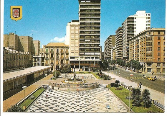 Postal de la plaza de Santa Isabel, con las galerías donde se instalaron las dos primeras ferias del libro a la izquierda. Foto: MP - 