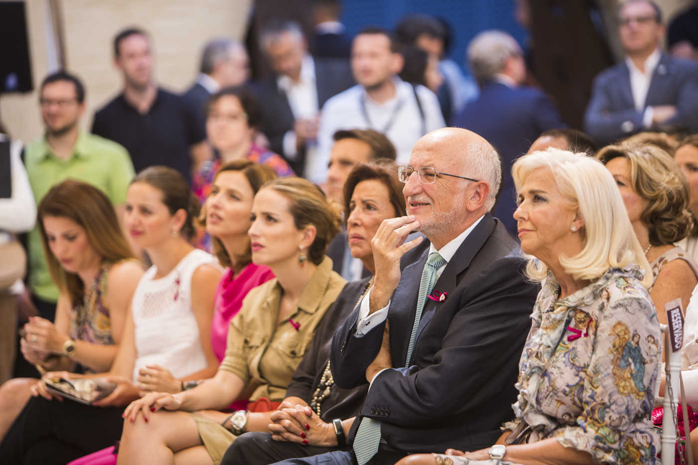 El matrimonio Roig-Herrero (derecha) y sus cuatro hijas al fondo. Foto: EVA MÁÑEZ - 