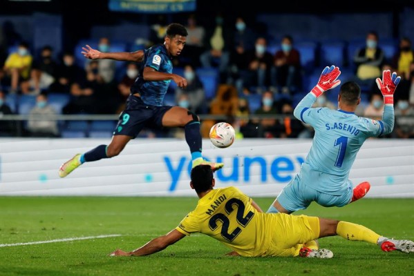 Danjuma neutraliza en el último minuto de un partido loco el triplete del Choco Lozano