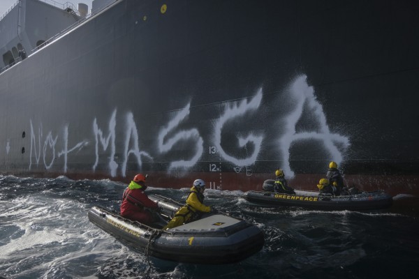 Activistas de Greenpeace bloquean en Sagunto un barco cargado de gas licuado
