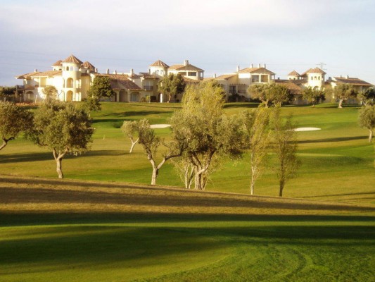 La demanda de casas 'de lujo' con piscina y en urbanizaciones con campo de golf se dispara en la Región 