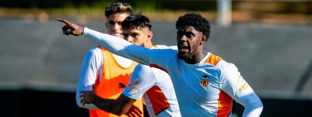 El Valencia, obligado a frenar su caída ante el Betis 