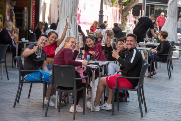 Los bares de Benidorm se frotan las manos: sin locales de peñas, se disparan las reservas