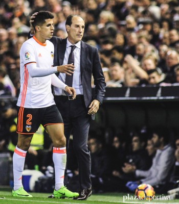 El bajo rendimiento de Cancelo complica su salida en verano