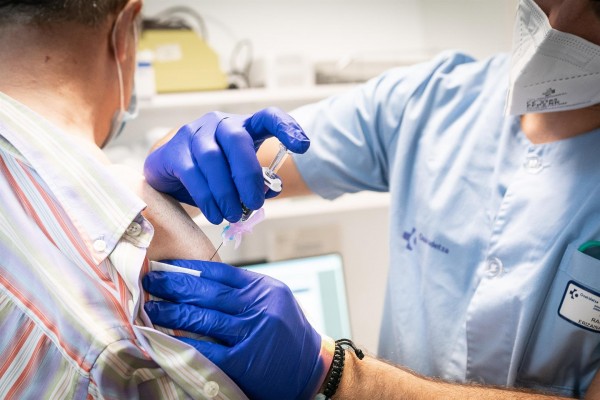 Sanidad pide a la población que se vacune de la gripe porque la coinfección multiplica el riesgo de muerte
