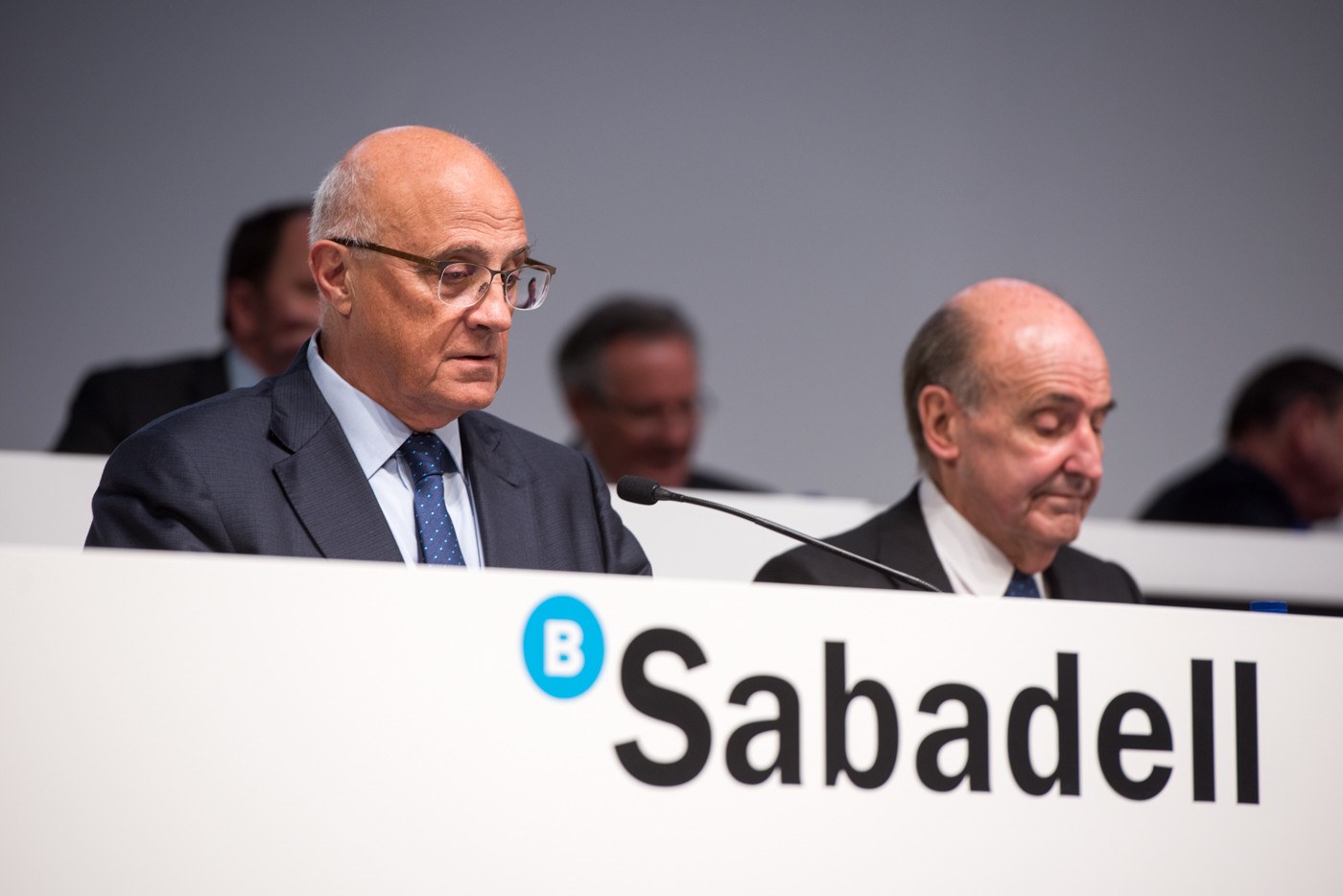 Josep Oliu y Miquel Roca en una junta de accionistas del Banco Sabadell. Foto: RAFA MOLINA - 